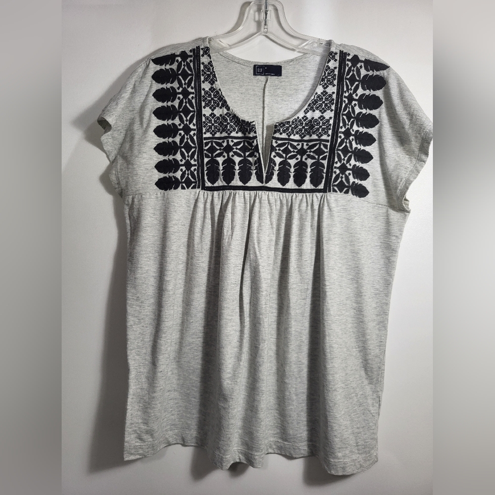 GAP v-neck w/ embroidery at neckline full top  women's M  #2697